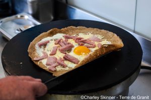 Un galette complète avec des produits locaux
