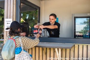 Employé qui donne des boisson locaux à une cliente